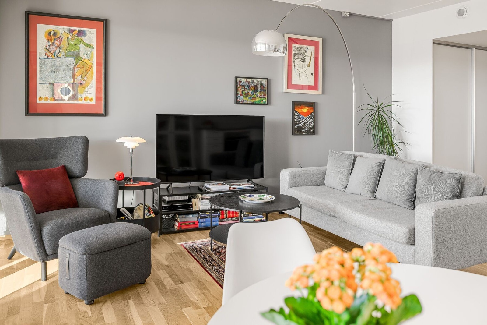 Her har man f. eks plass til sofa, TV-bord, spisebord, vitrineskap m.m. Galleribilde