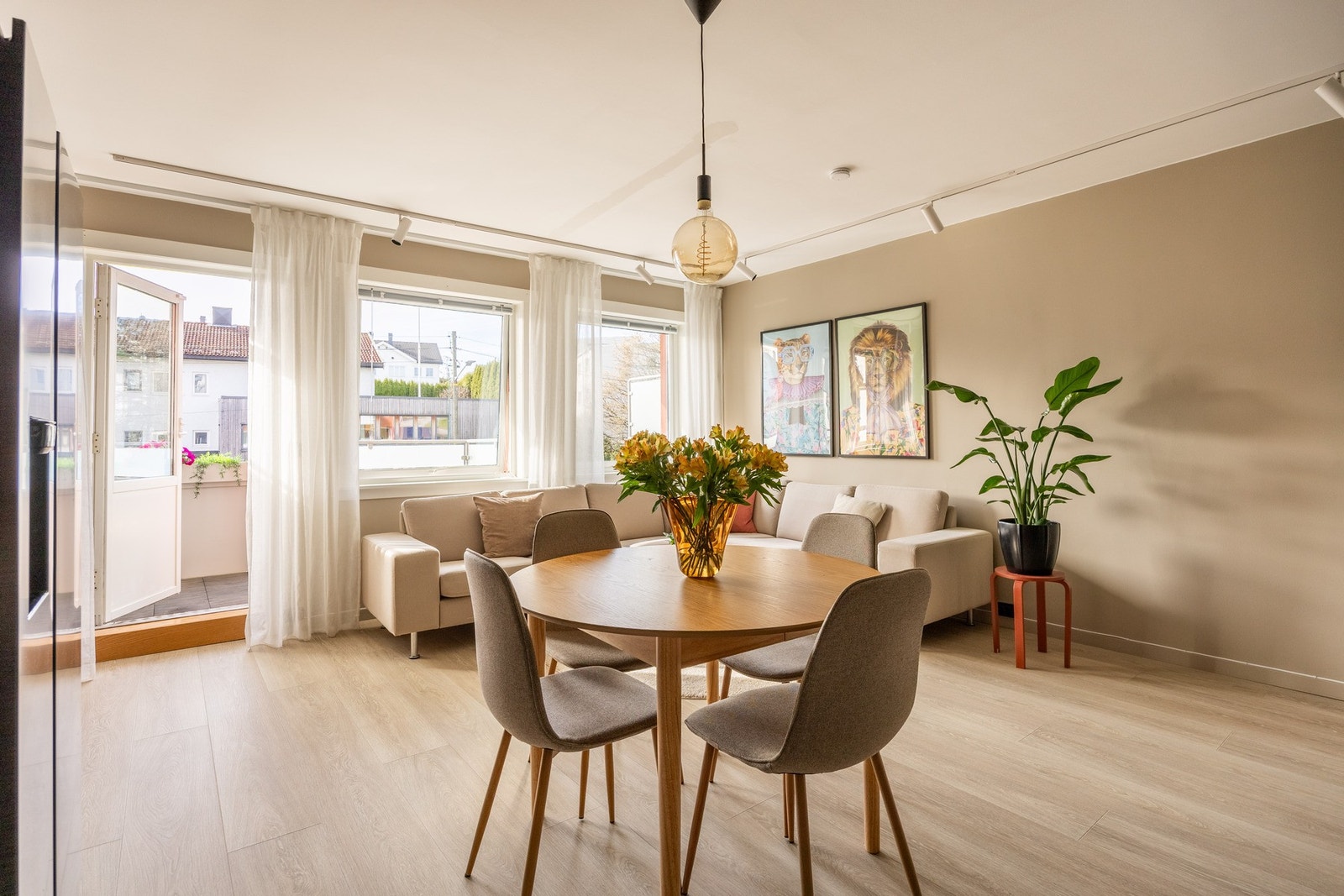 Fra stuen er det utgang til balkong. Galleribilde