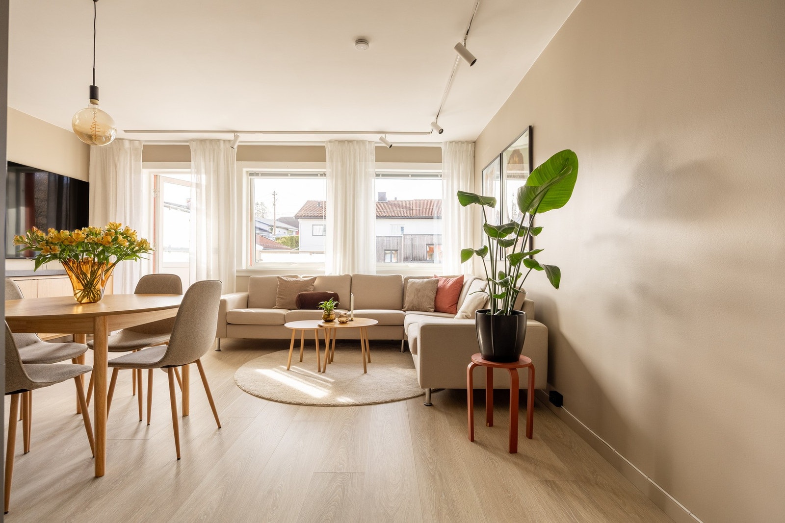 Overflatene er malt i en behagelig fargetone, og på gulvet er det slitesterk laminat. Galleribilde