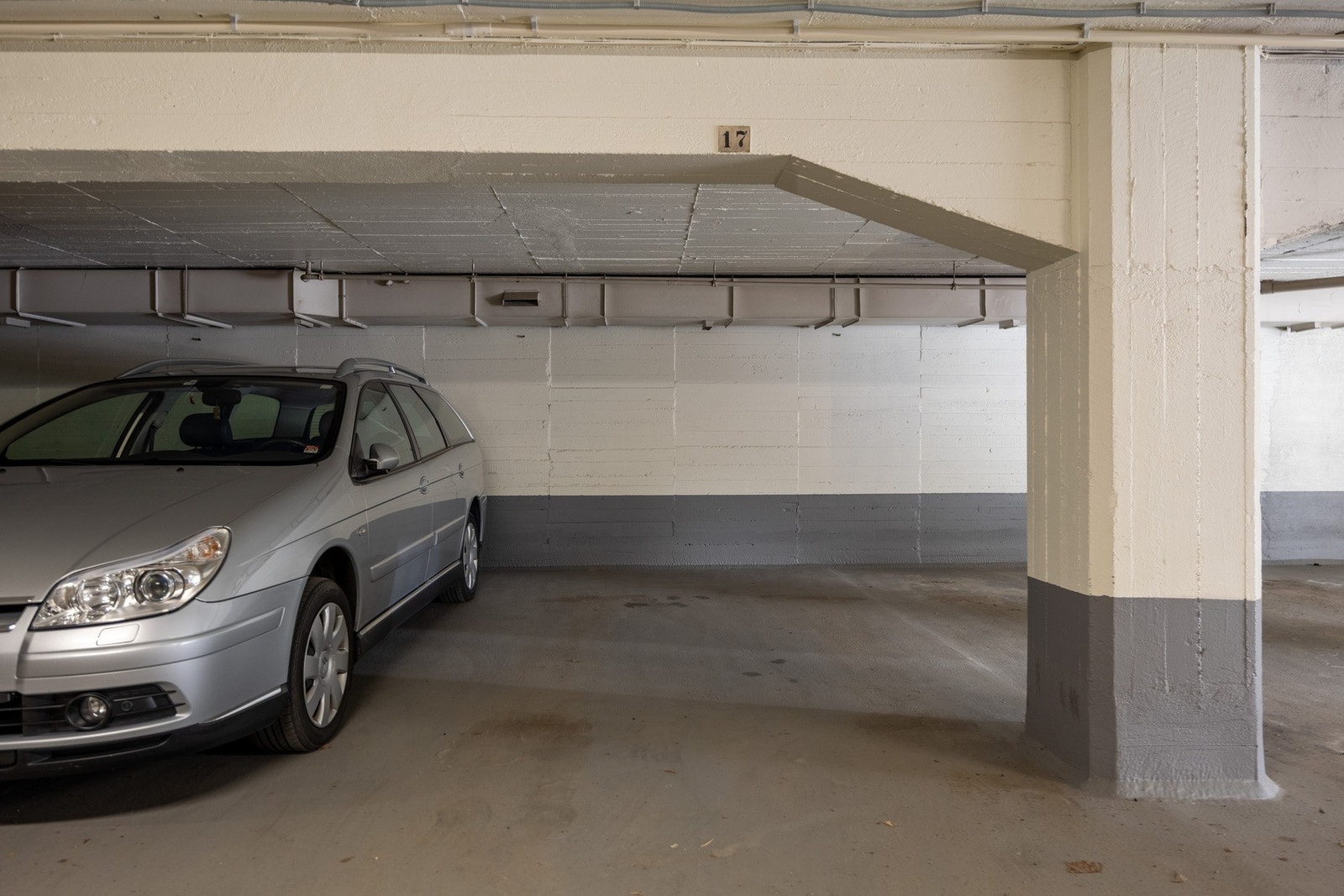Leiligheten har garasjeplass (leieplikt). For tiden er det plass nr. 17 som leies av denne seksjonen. Galleribilde