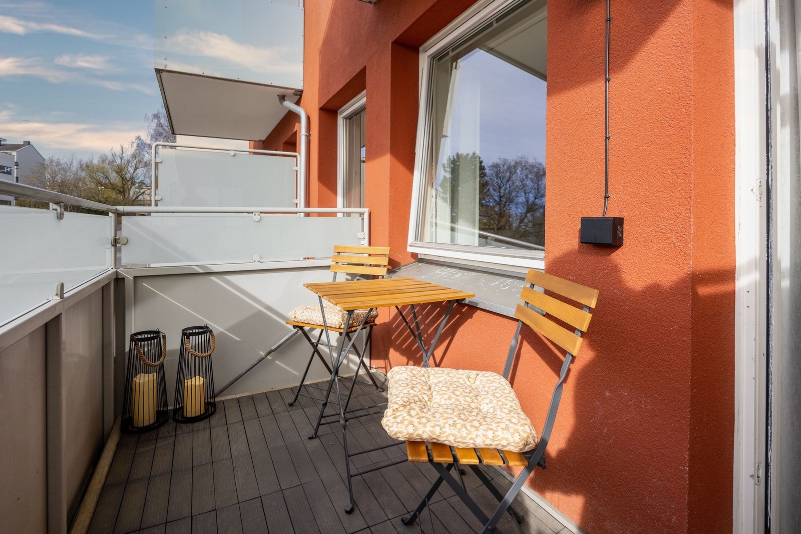 Det er sol på balkongen fra ca. kl. 8-15 på sommerstid i følge selger. Galleribilde