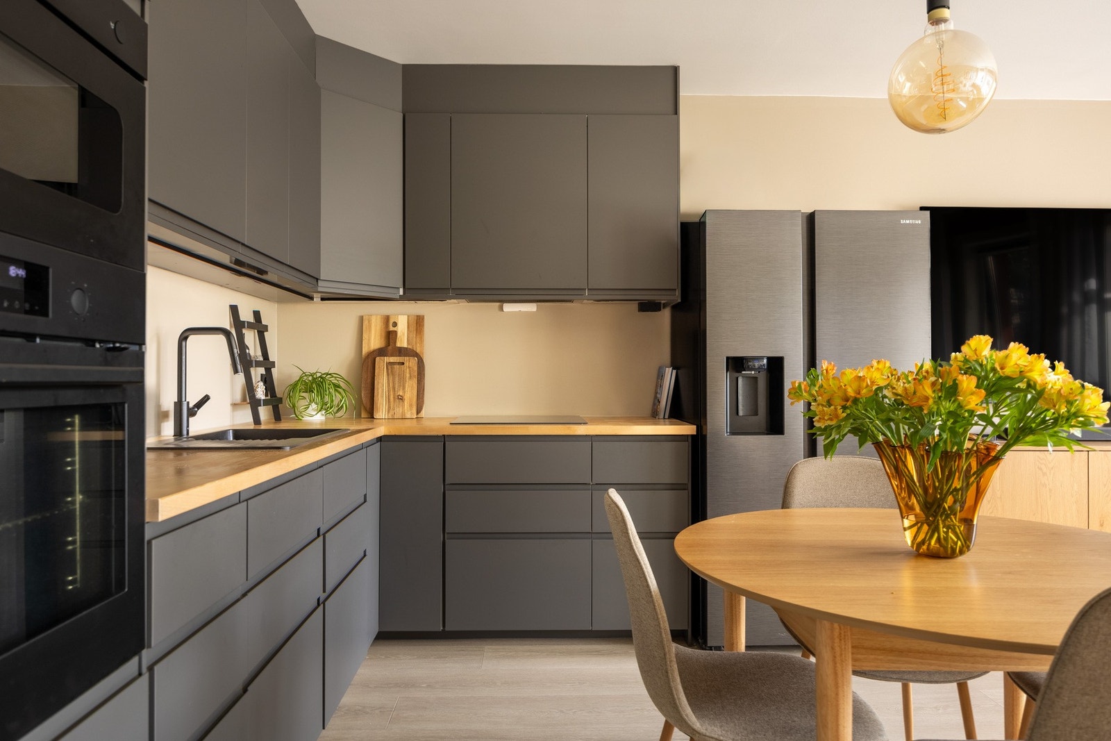 Pen kjøkkeninnredning fra IKEA med delvis integrerte hvitevarer. Galleribilde