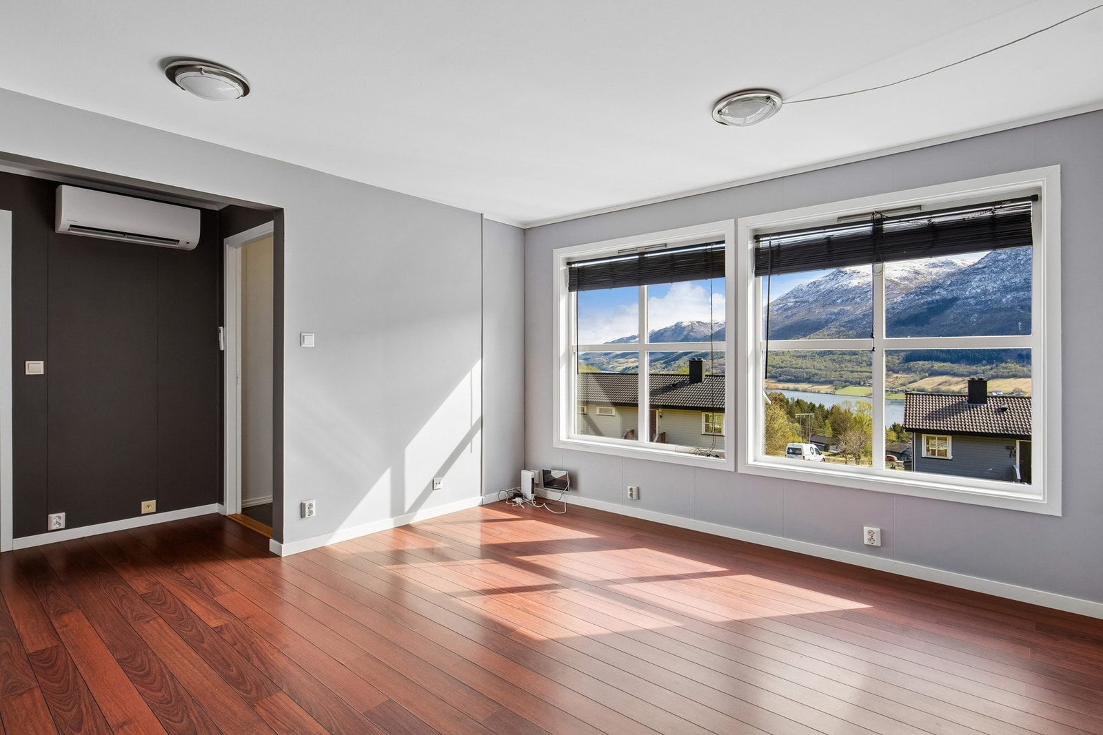 Stuen har plass til både sofa og TV-løsning, og har store vindusflater med fin utsikt mot fjorden og området. Galleribilde