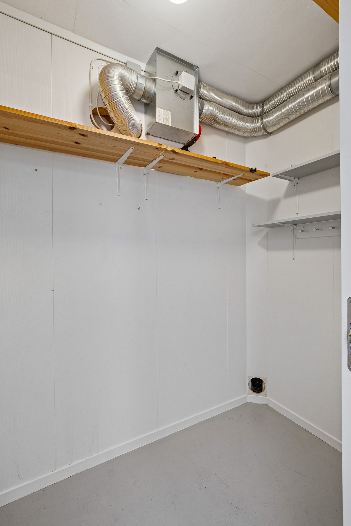 Egen bod med lagringsplass og tekniske installasjoner. Galleribilde