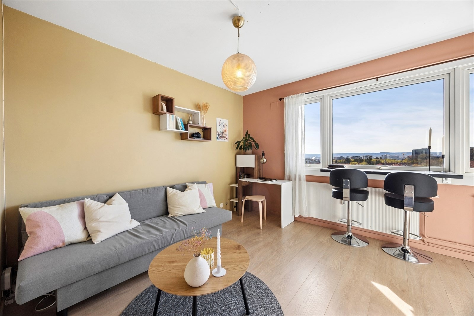 En innbydende leilighet med fantastisk utsikt på populære Teisen! Galleribilde