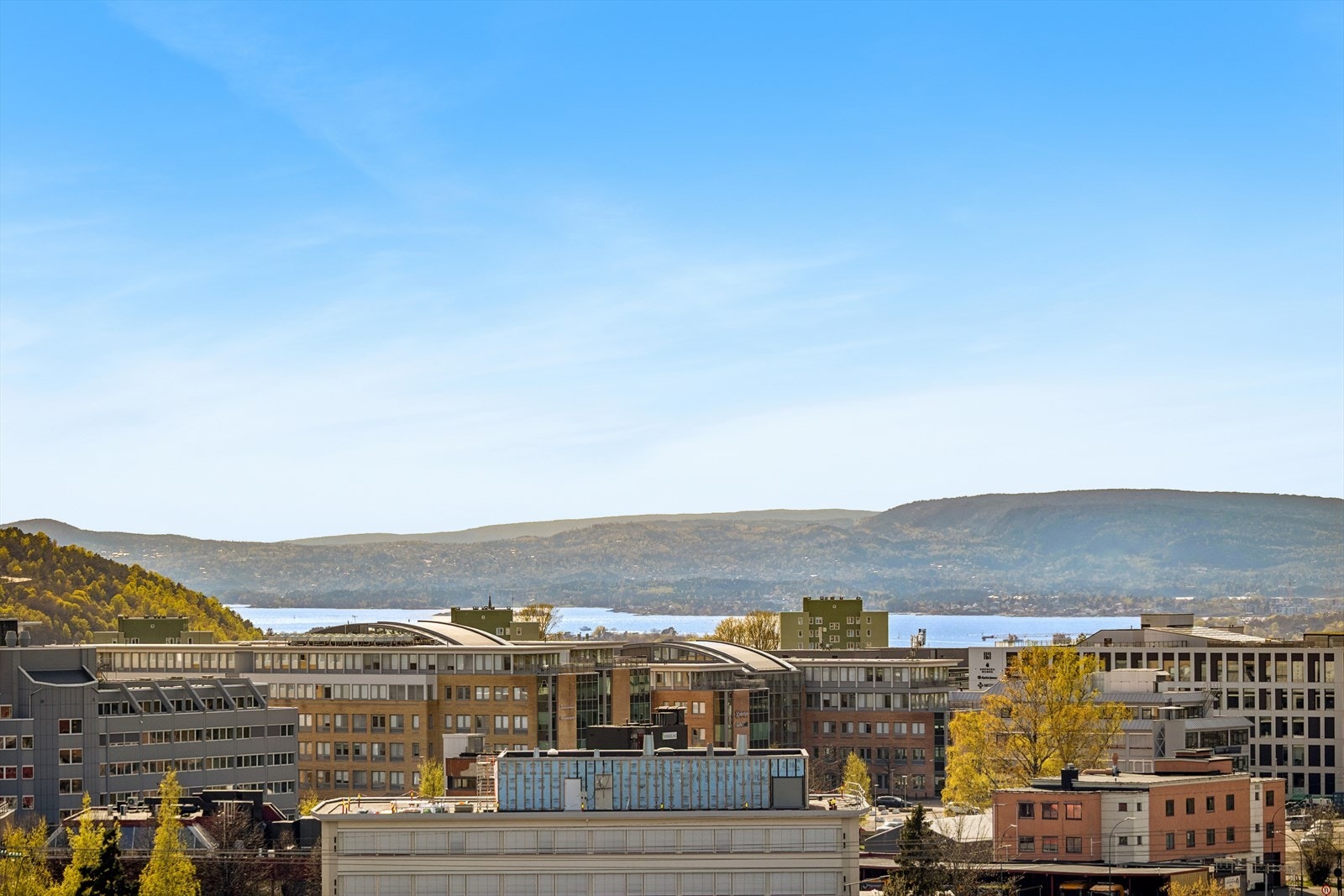 Fra leiligheten er det fantastisk utsikt over fjorden, sentrum og skogkledde åser. Galleribilde