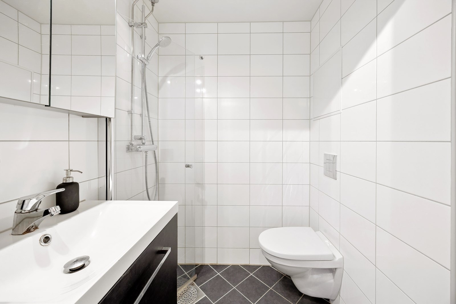 Leiligheten har et delikat, flislagt baderom med behagelige varmekabler og downlights i himling. Totaloppusset i regi av borettslaget i 2018. Galleribilde