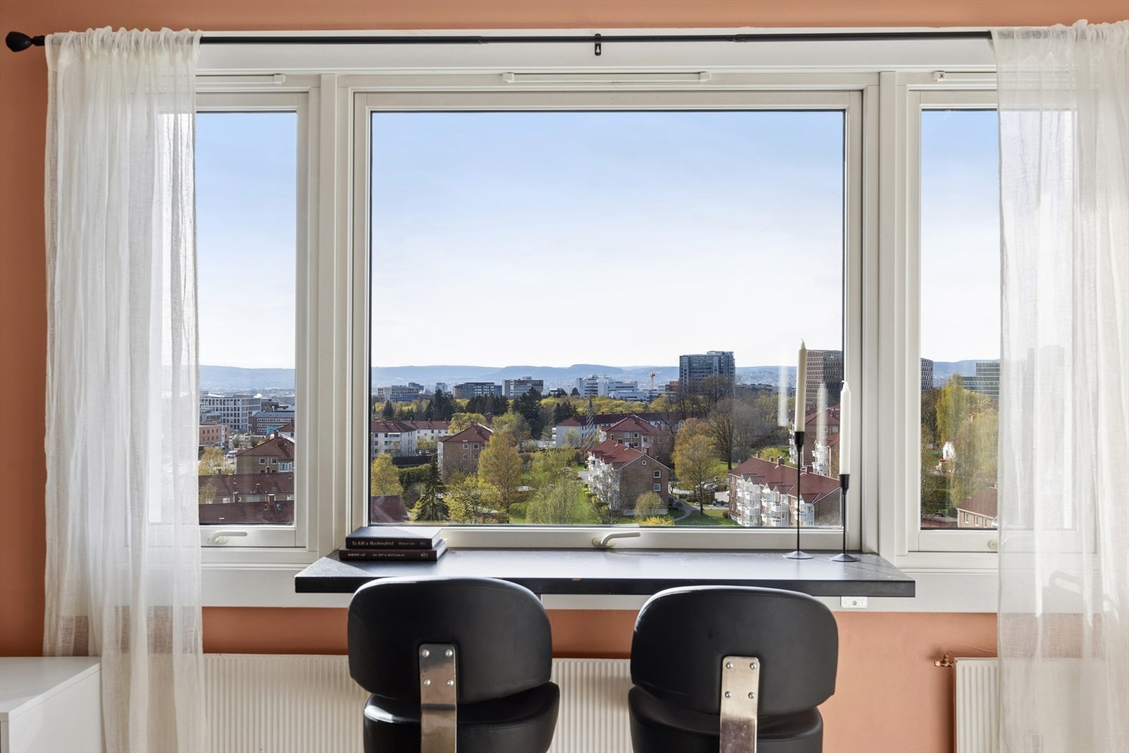 Ved vinduet er det montert en benk med plass til stoler. Galleribilde