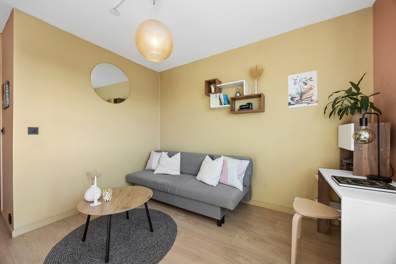 Plass til sofagruppe og skrivebord i stuen. Galleribilde