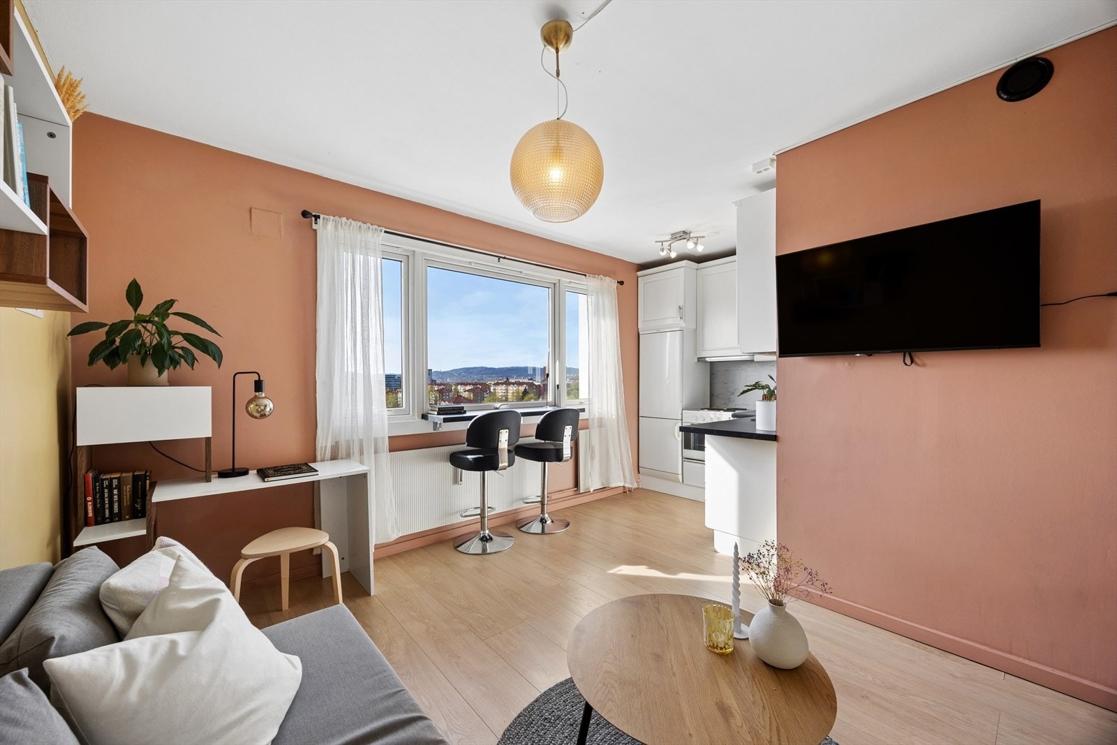Praktisk planløsning med plass til sofagruppe, kontor og spiseplass. Galleribilde