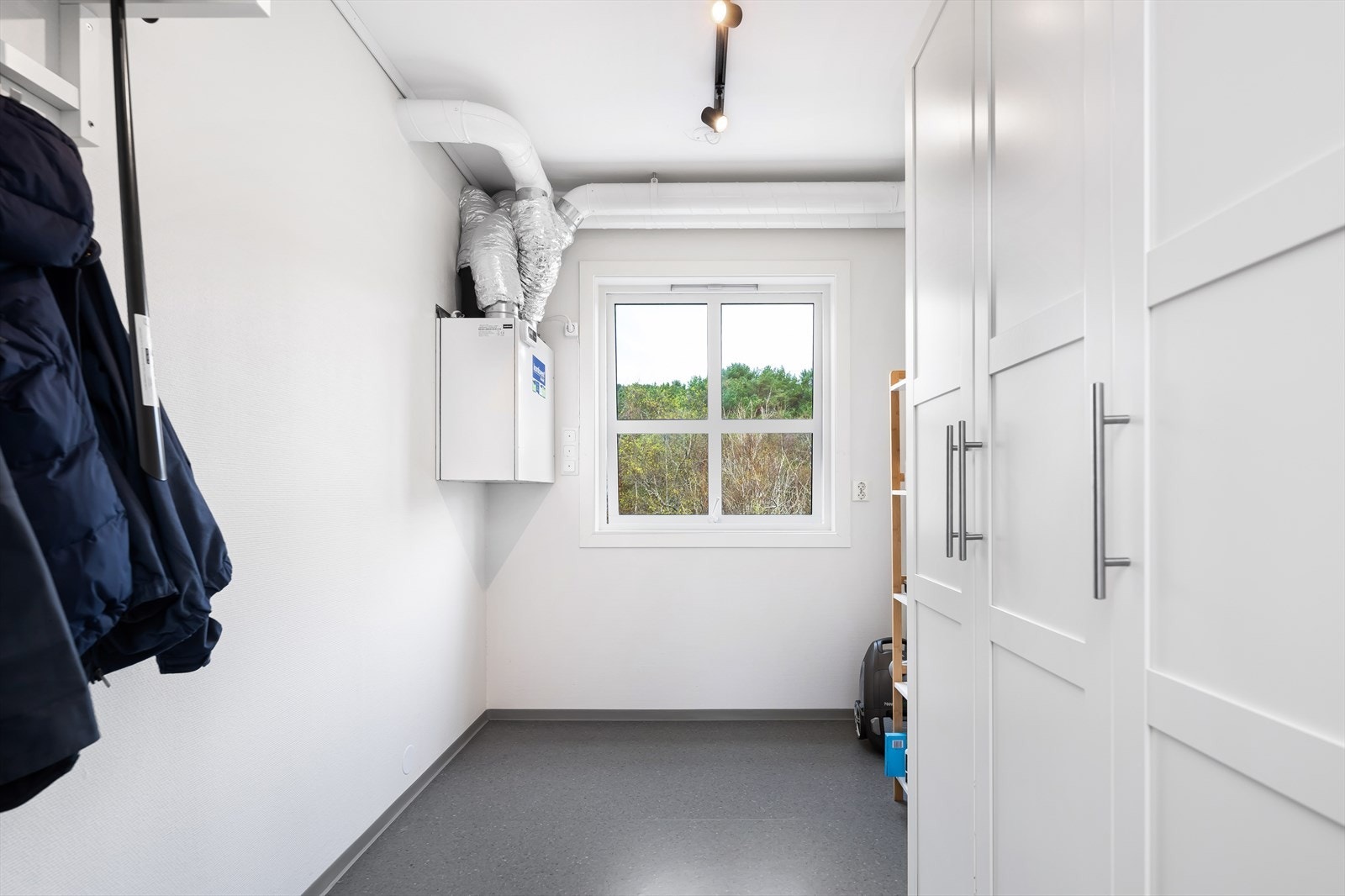Praktisk bod/teknisk rom. God plass til oppbevaring. Galleribilde