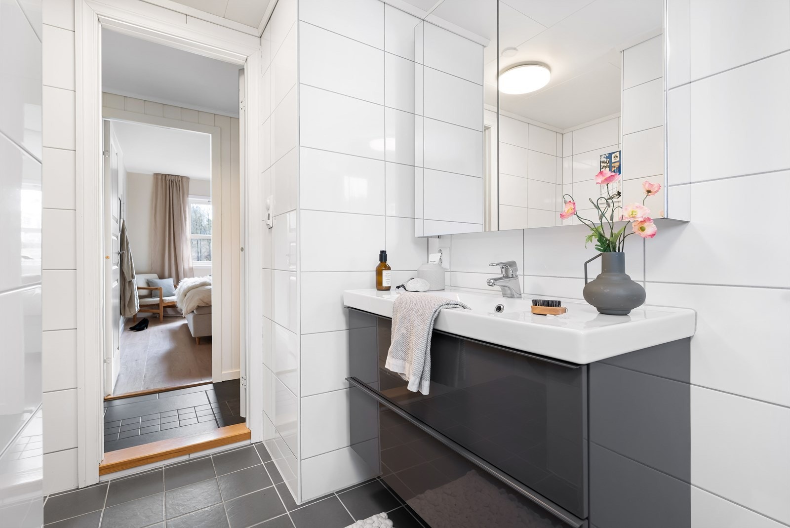 Baderom har flotte baderomsmøbler og varme i gulvet. Galleribilde