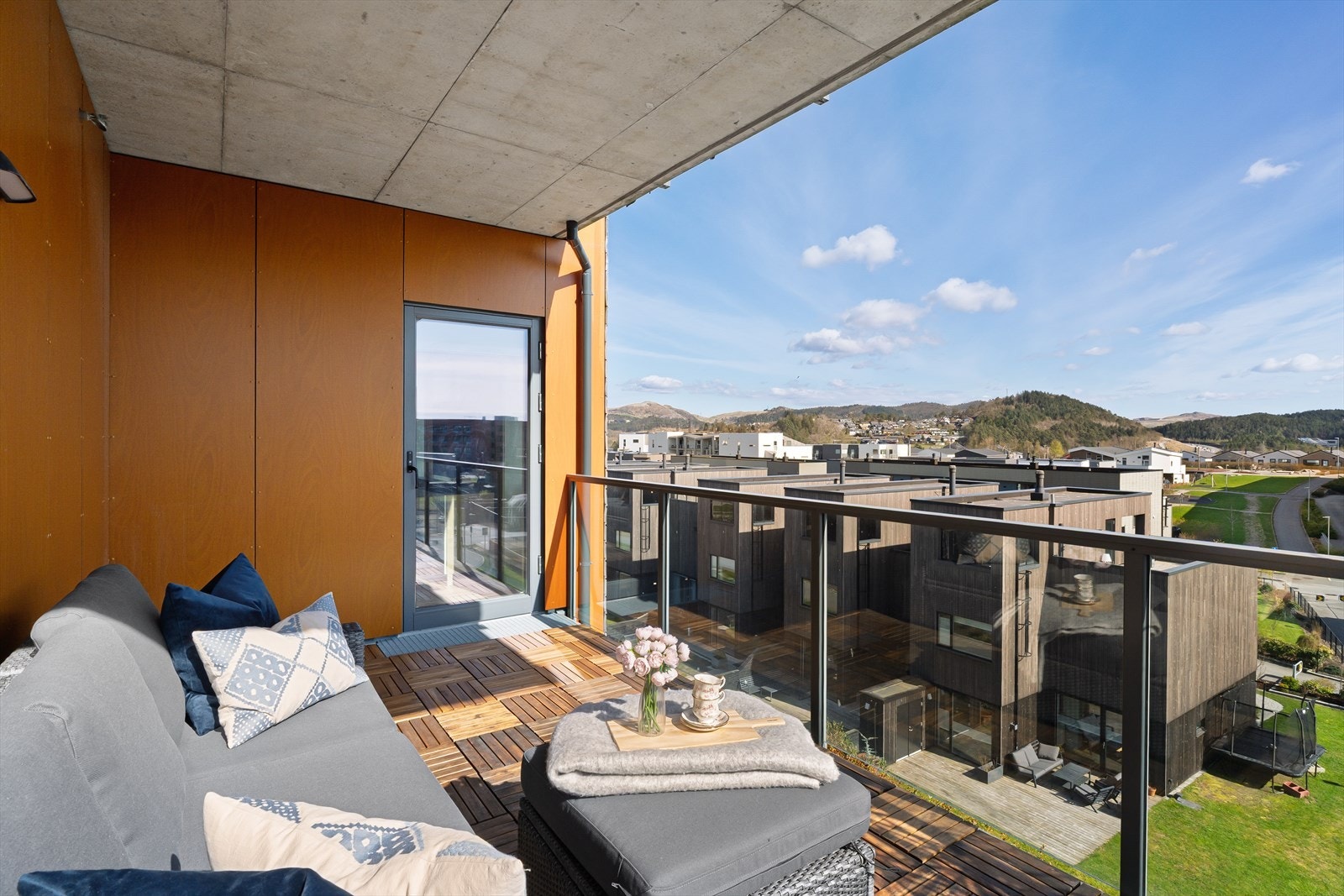 Fra stuen har man utgang til leilighetens balkong som kan vise til både gode solforhold og samme fine utsikt som man har i stue/kjøkken. Galleribilde