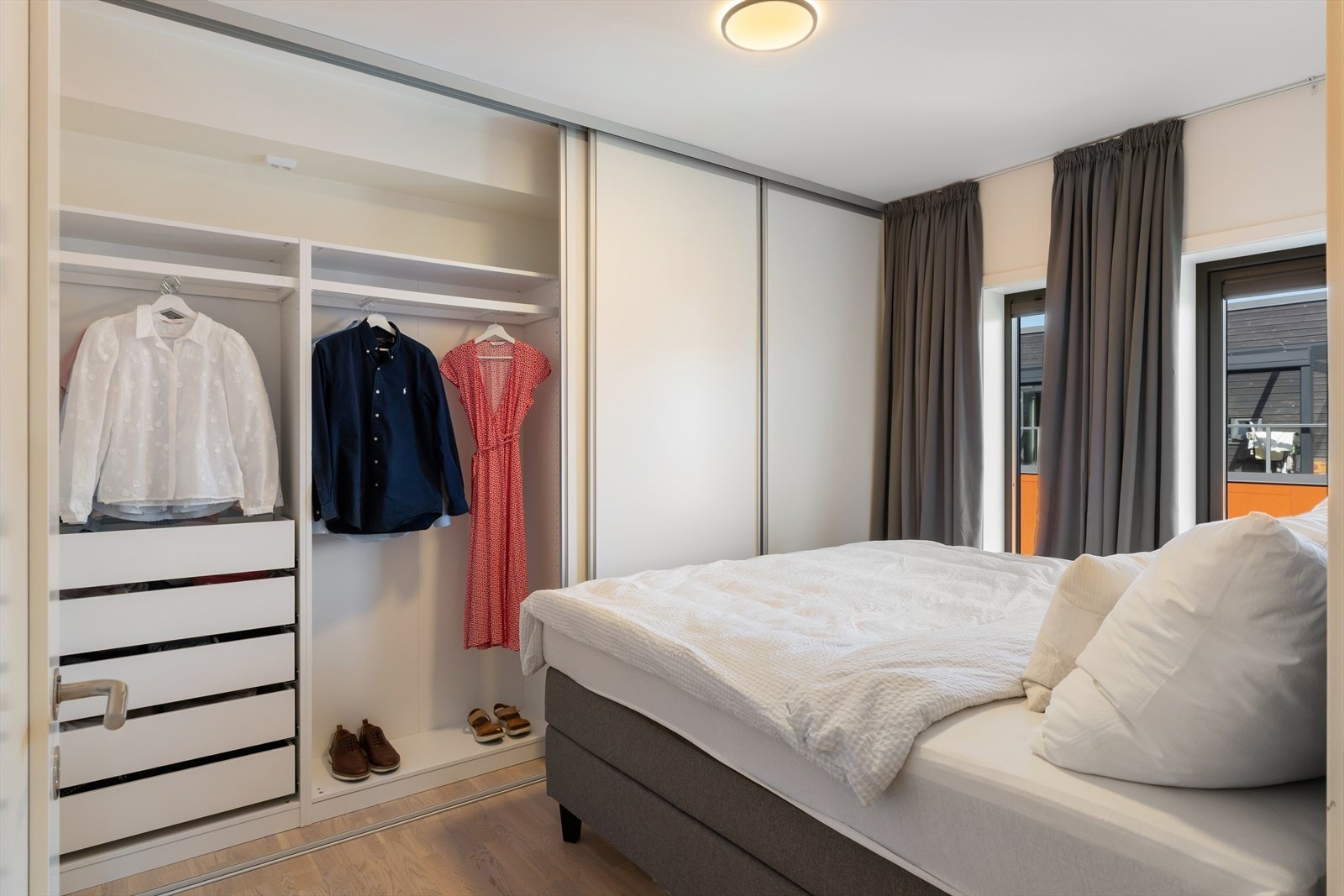 Hovedsoverommet kan vise til en stor og praktisk skyvedørsgarderobe. Galleribilde
