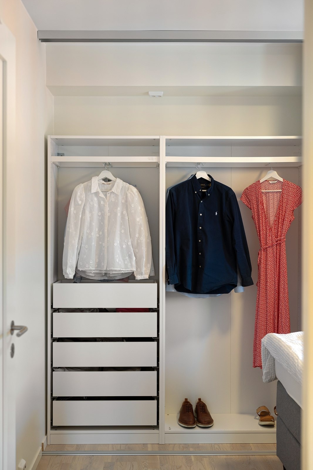 Hovedsoverommet kan vise til en stor og praktisk skyvedørsgarderobe. Galleribilde
