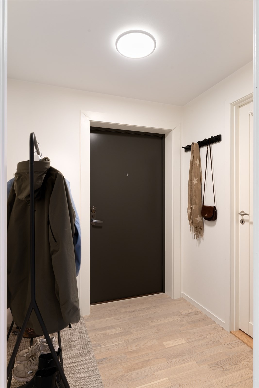 Pen entré/gang med plass til å henge fra seg både klær og sko. Galleribilde