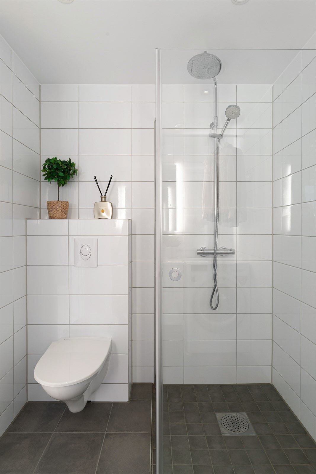 Badet fremstår som arealeffektivt med pen baderomsinnredning i hvit utførelse. Galleribilde