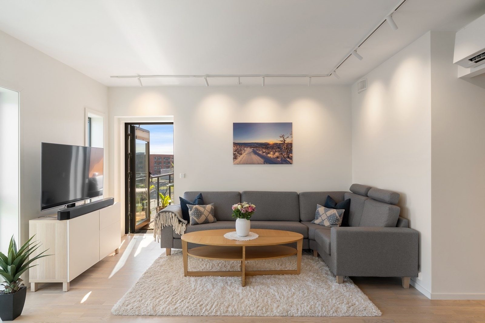 Leilighetens stue fremstår som lys og trivelig med store vindusflater som slipper inn mye naturlig lys som samme med den ekstra takhøyden er med på å skape en god romfølelse og atmosfære. Galleribilde
