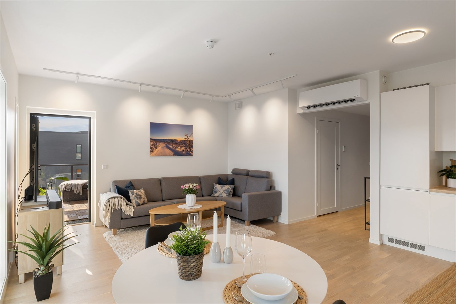 Stue hvor man har rikelig med plass til både spisebord og sofagruppe, en perfekt plass til å nyte gode stunder med familie og venner. Galleribilde