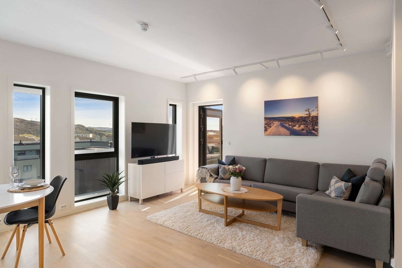 Stue hvor man har rikelig med plass til både spisebord og sofagruppe, en perfekt plass til å nyte gode stunder med familie og venner. Galleribilde
