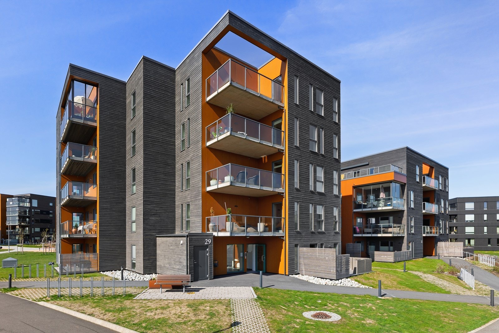 Fast parkeringsplass i lukket anlegg, elbil-lader installert. Galleribilde