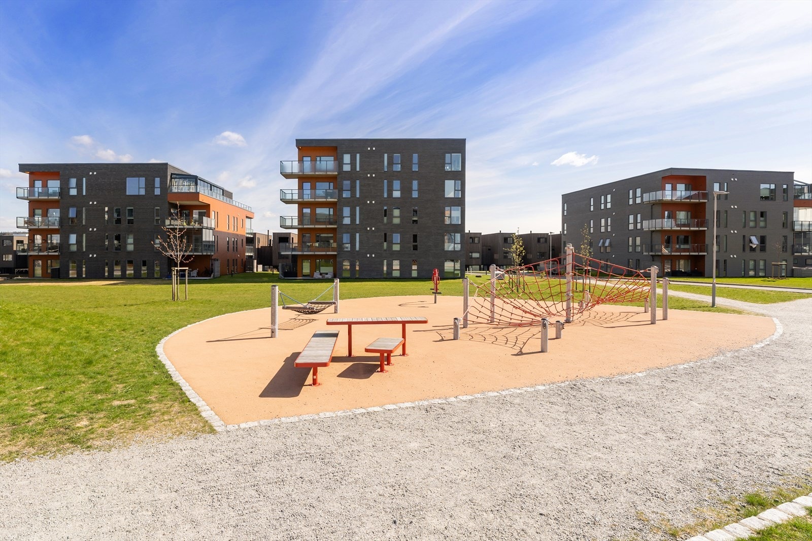 Fra leiligheten har man nærhet til både skoler og barnehager. Det er også flere lekeplasser og idrettsområder i nærmiljøet. Galleribilde