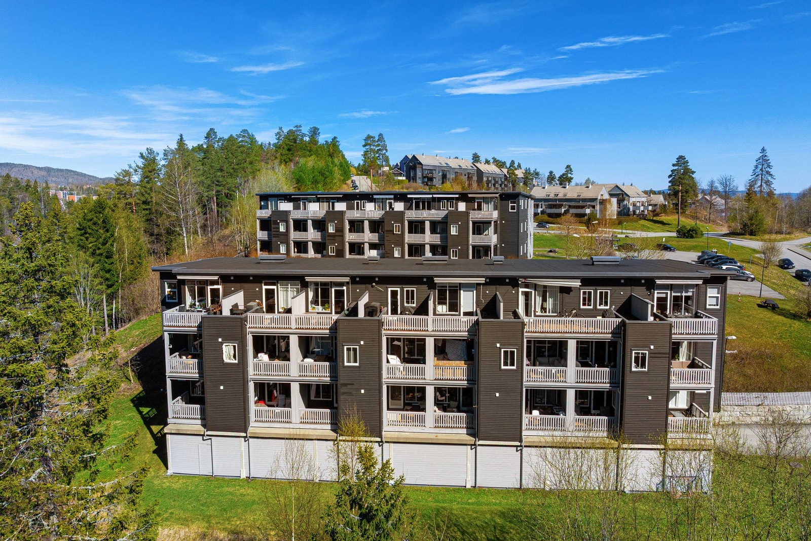 Sameiet har pent opparbeidet fellesarealer med plen, beplantning og lekeplass. Galleribilde