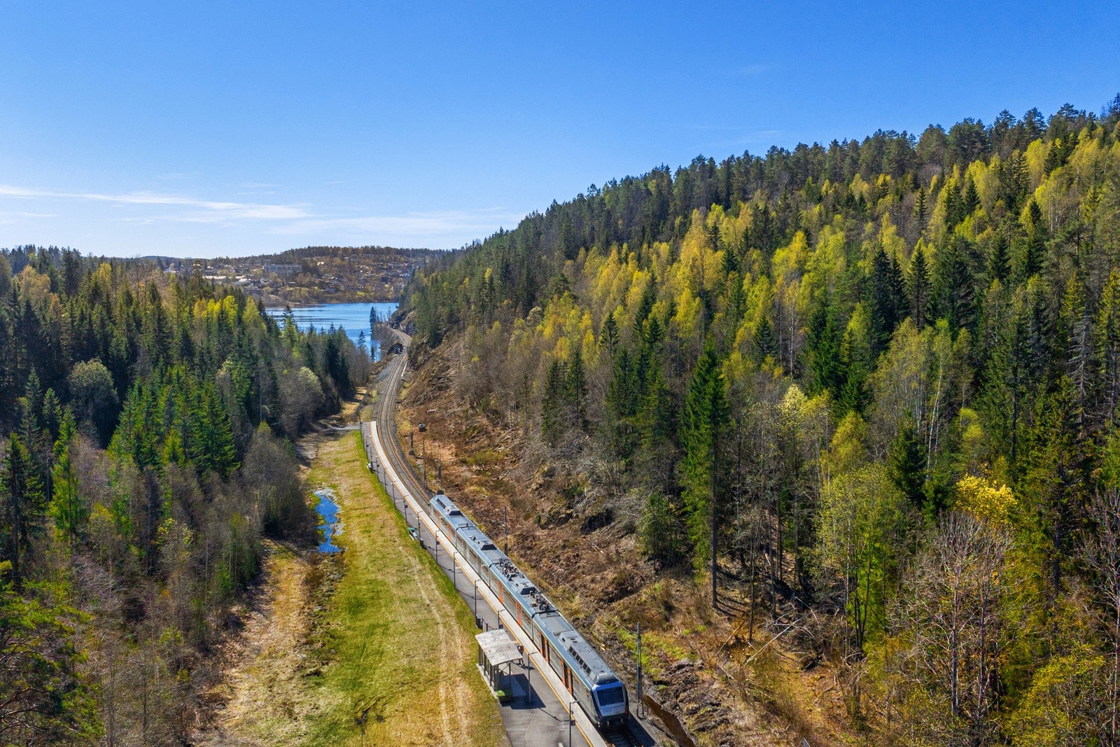 Det er en liten rusletur ned til Gullhella togstasjon. Herfra går det tog mot Heggedal/Spikkestad og innover mot Asker/Sandvika/Oslo. Galleribilde