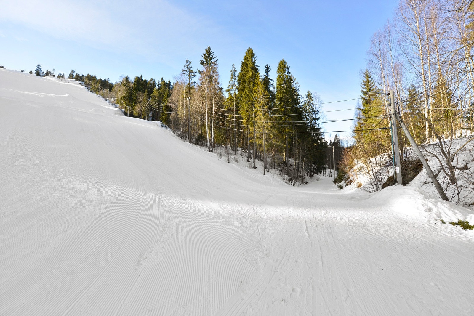 Vardåsen skisenter ligger en kort tur unna. Her er det skiskole vinterstid og populært å ake. Galleribilde