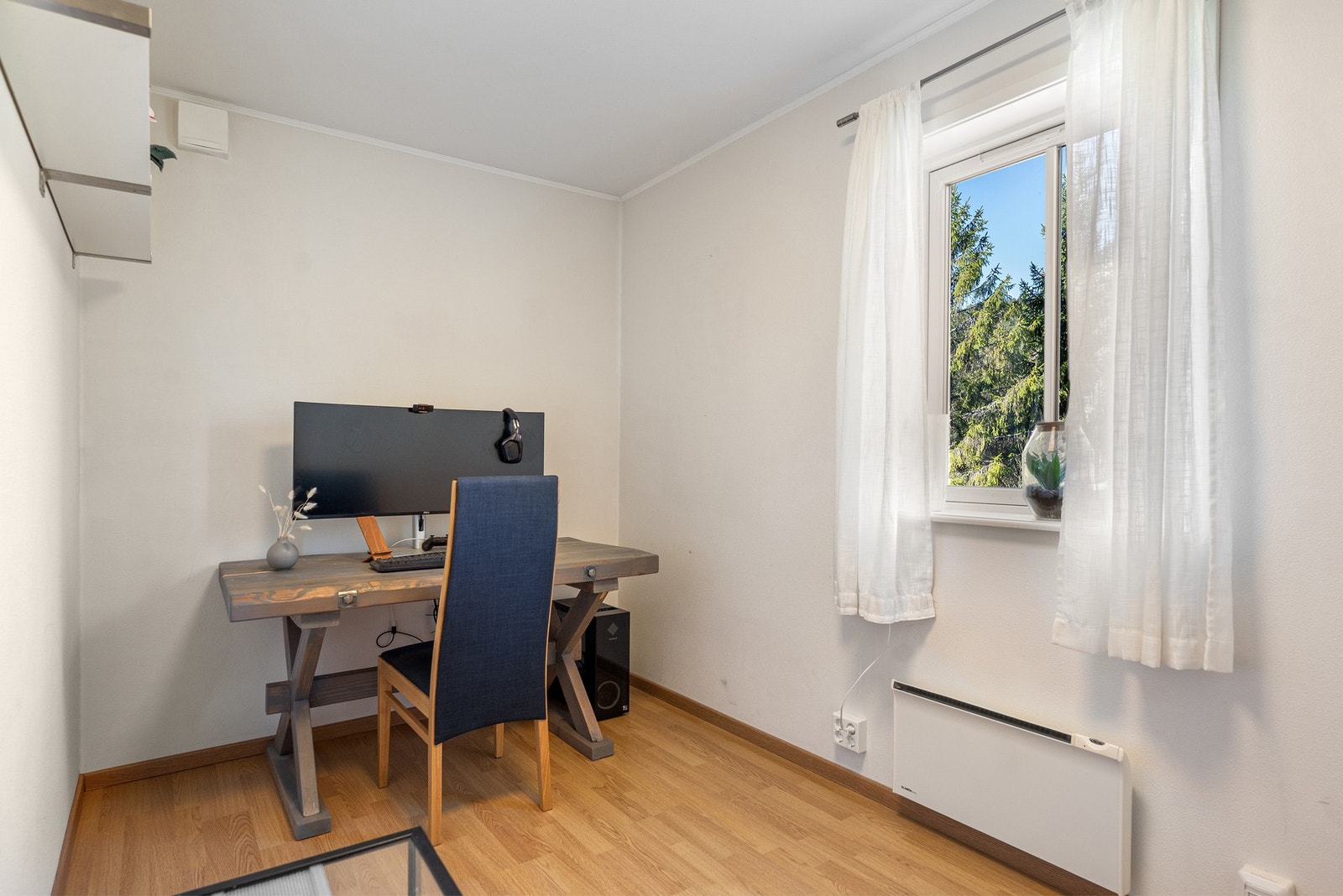 Begge er av god størrelse og passer godt som både barnerom, gjesterom og kontor. Galleribilde