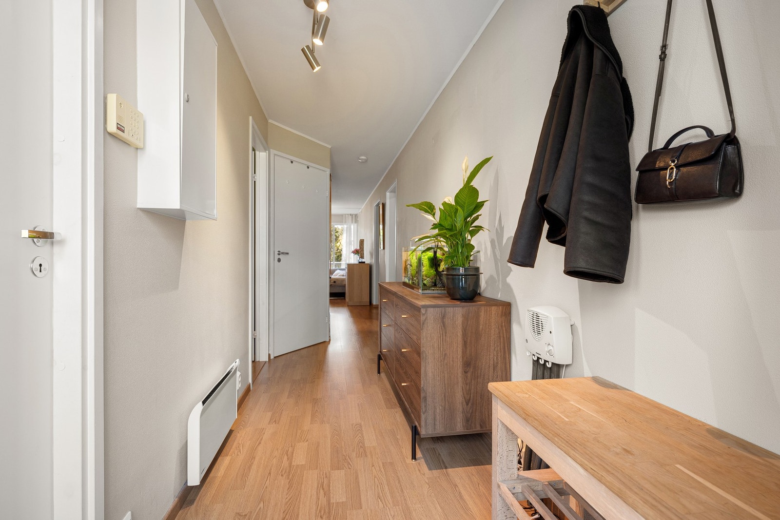 Entreen har god plass til garderobeskap for ytterklær og sko samt plass til å ta imot gjester. Galleribilde