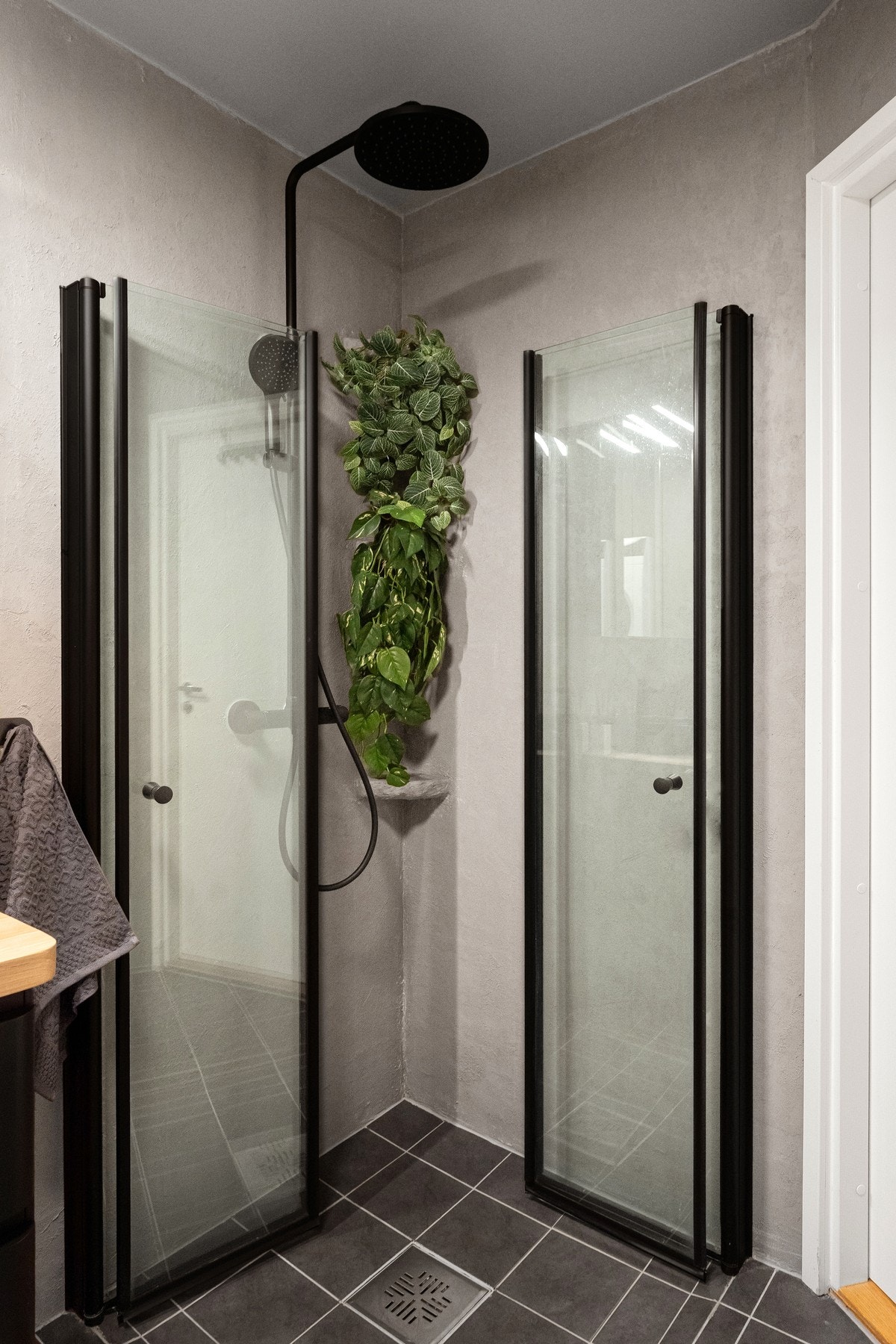 Det er varme i gulv samt opplegg for vaskemaskin og tørketrommel på badet. Galleribilde
