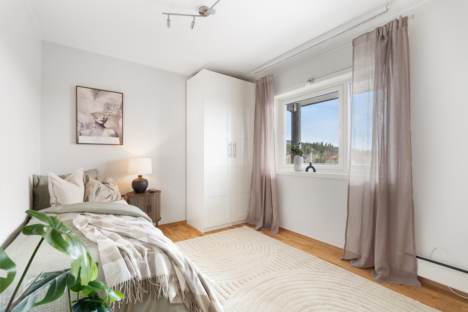 Rikelig med plass til garderobeskap og ønsket innredning. Galleribilde