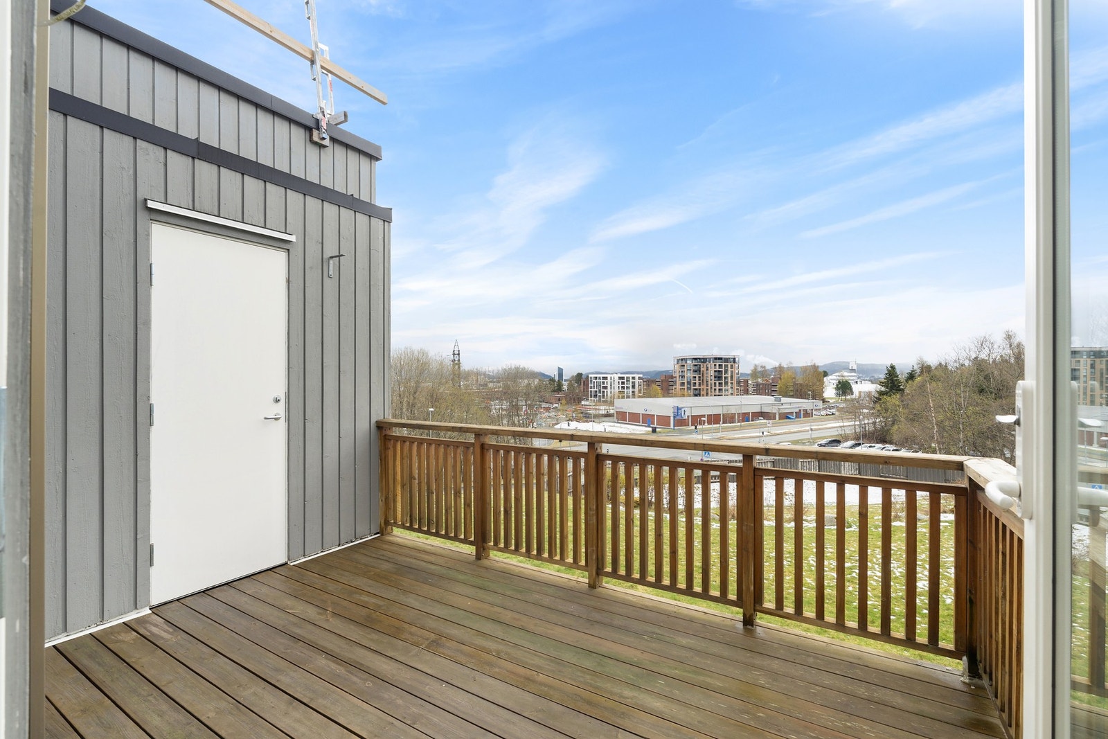 Inngang til utvendig bod fra terrasse. Galleribilde
