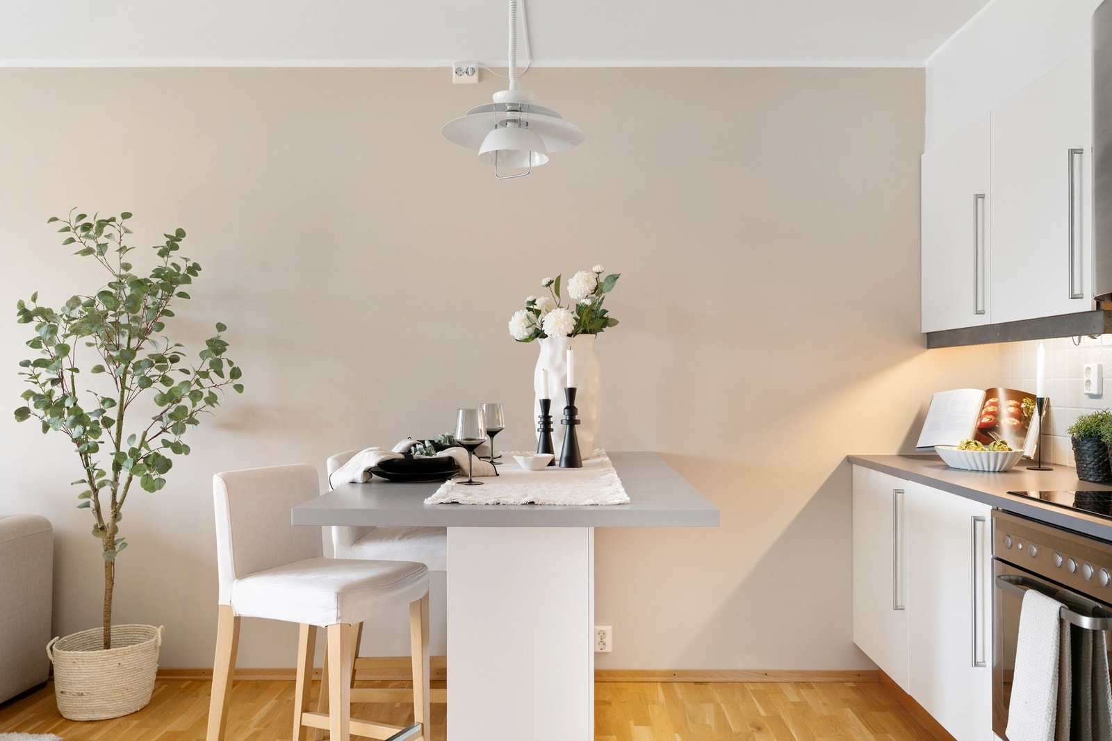 I tilknytning til kjøkkenet har man god plass til et spisebord for sosiale sammenkomster. Galleribilde