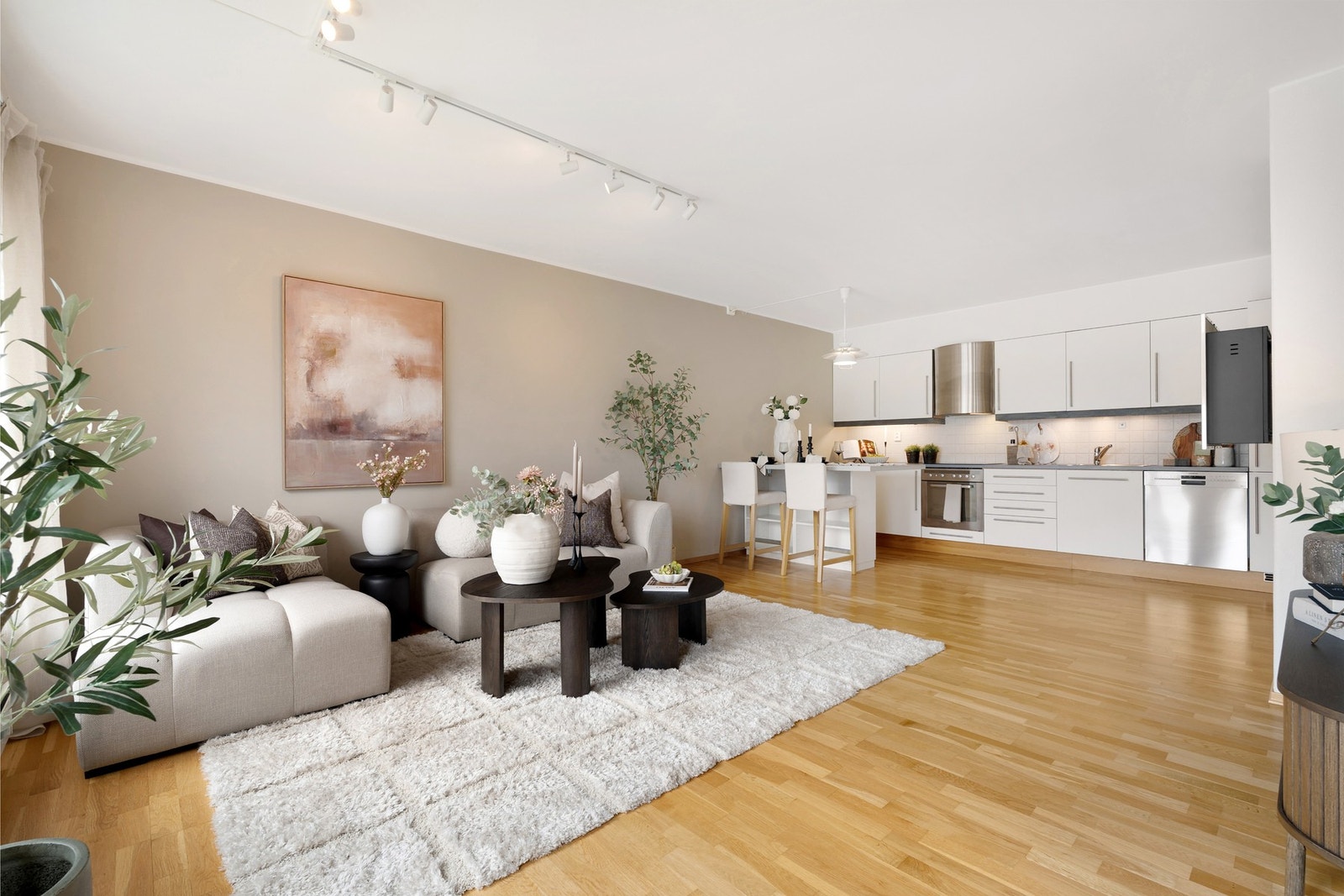 Leiligheten har en flott planløsning meg god plass til flere sittegrupper. Galleribilde