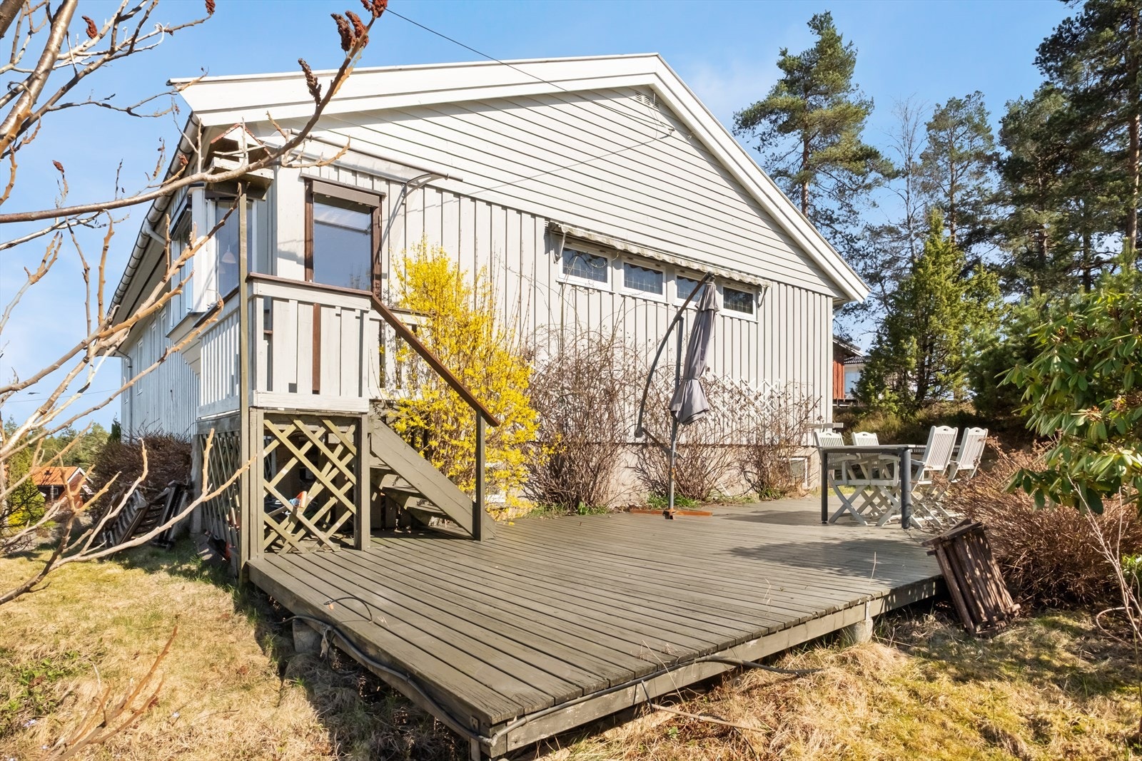 Uteplassen har adkomst fra spisestue og hage. Da boligen ligger fint i terrenget som gir lite innsyn og mye luft. Galleribilde