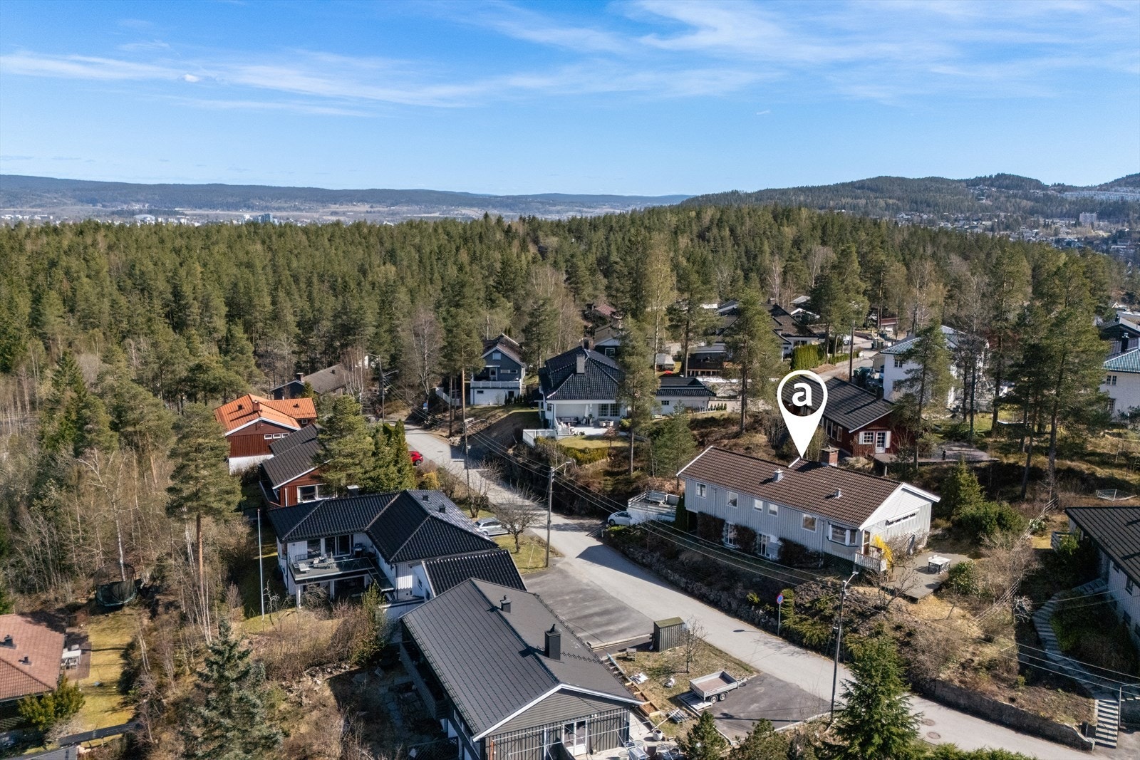 Aktiv Eiendomsmegling v/Silje Hegre har gleden av å presentere denne store familieboligen i attraktivt nabolag på Fjellhamar! Galleribilde