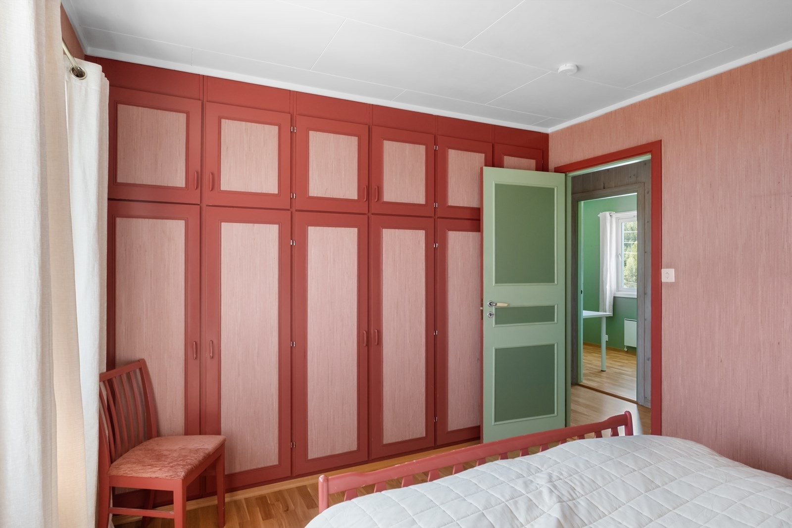 Det er plassbygget garderobe. Galleribilde