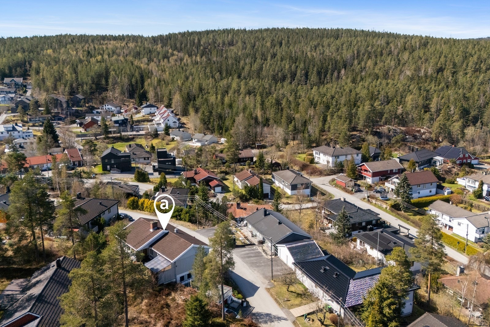Boligen ligger fint i terrenget med utsikt og nærhet til marka. Galleribilde