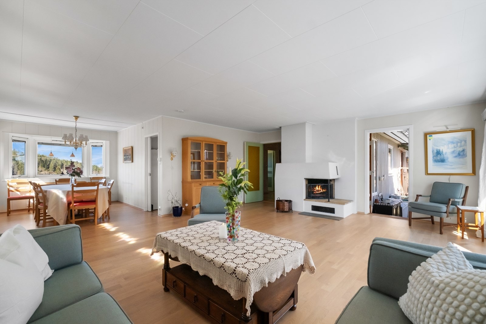 I tillegg har du plass til langbord i en koselig spisestue med karnapp. Galleribilde