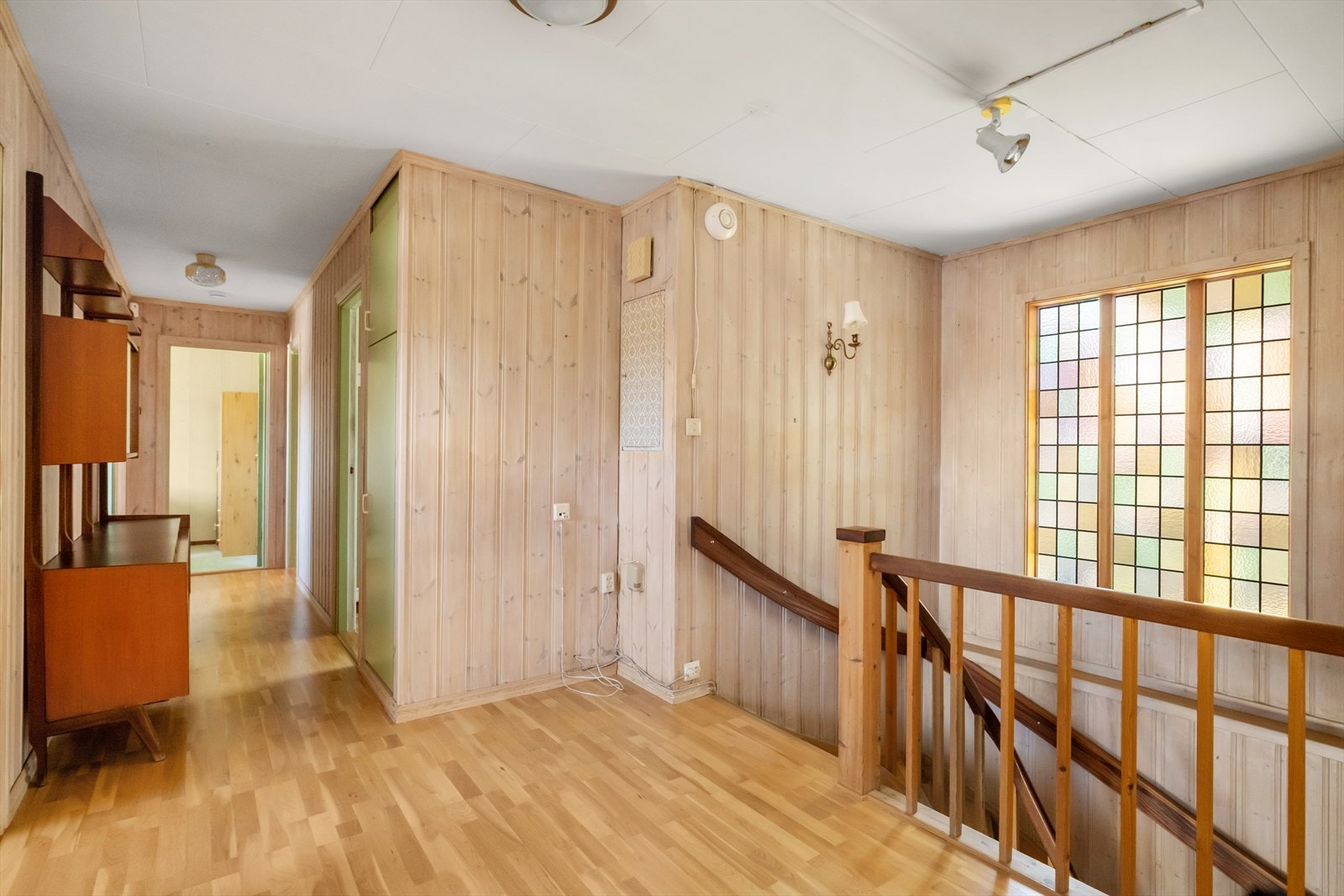 Hallen i 1.etasje er romslig med plassbygget skap. Galleribilde