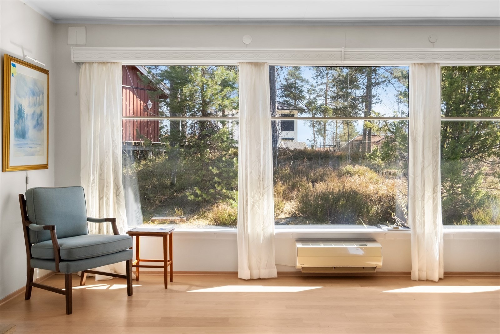 Rommet varmes oss opp med både varmepumpe og peis. Galleribilde