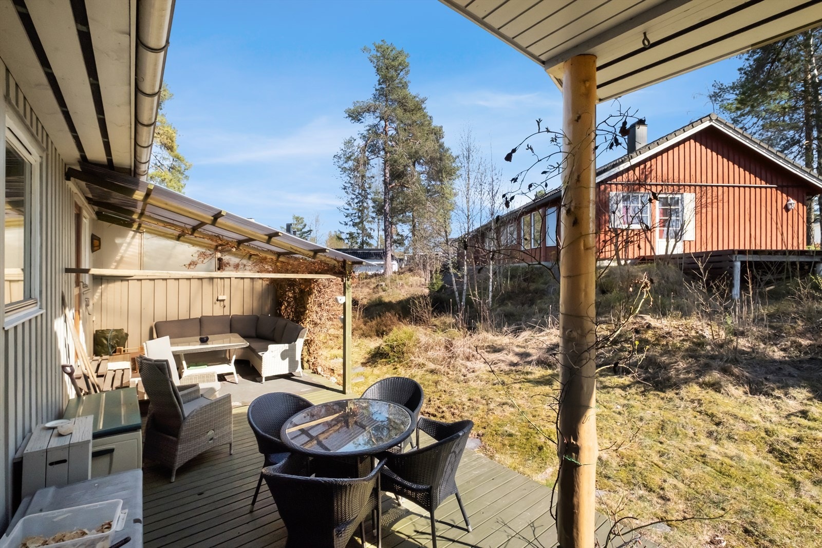 Denne uteplassen har adkomst fra både hovedsoverom og stue. Det er en lun og koselig krok med overbygg. Galleribilde