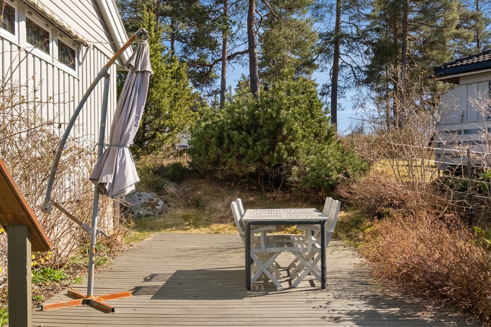 Plattingen gir god plass til utemøbler. Et ideelt sted å nyte måltidene ute på sommerhalvåret med kort vei til kjøkkenet. Galleribilde