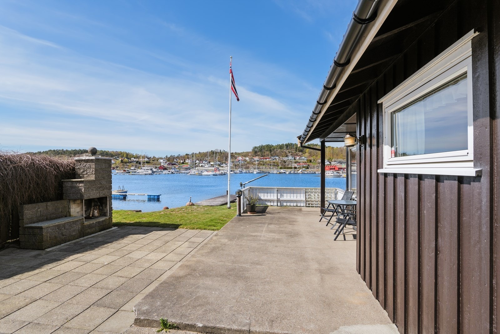 Lun og solrik uteplass Galleribilde