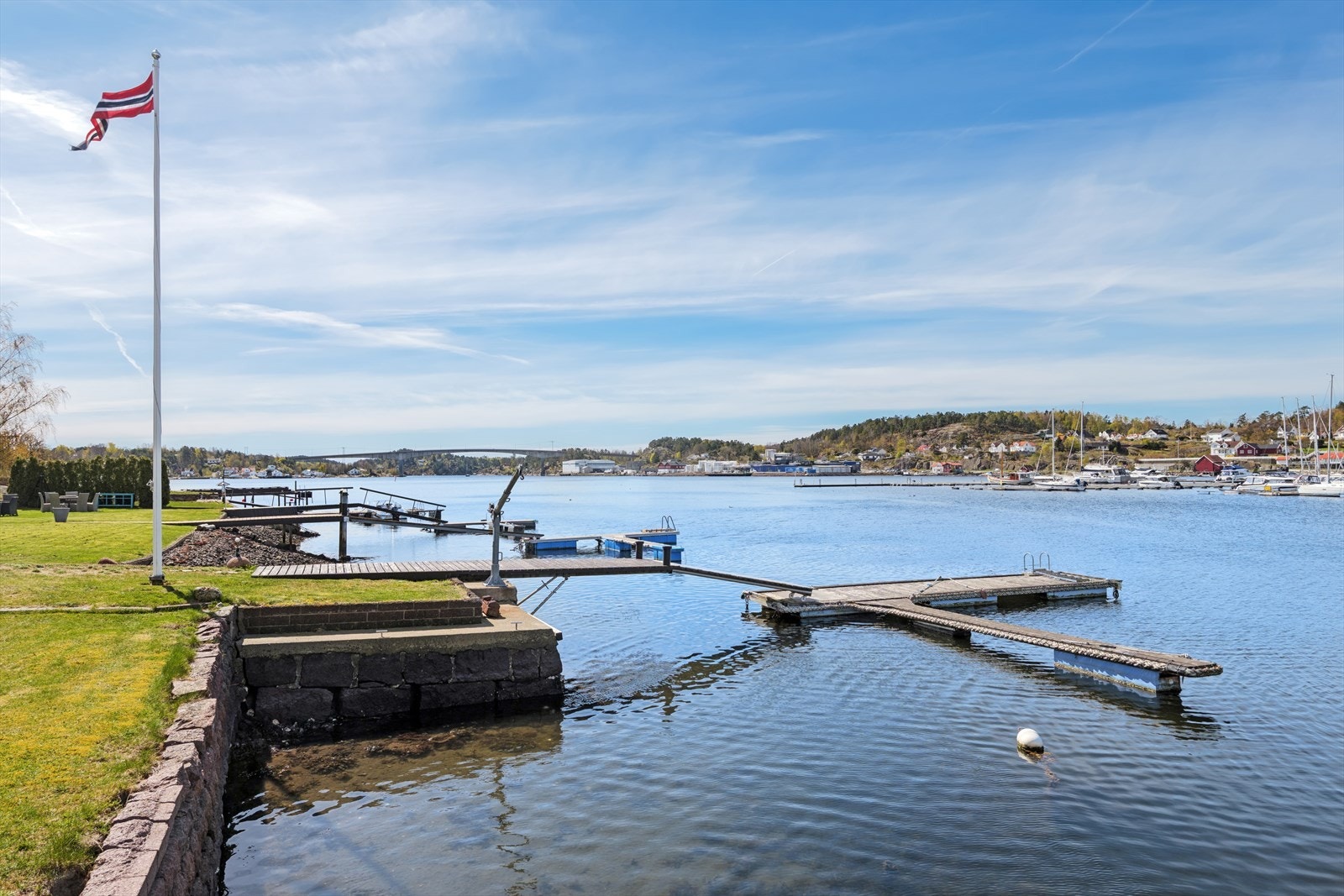 Hytta ligger i første linje med strandlinje og dypvannsbrygge flott til i Vrengensundet. Her kan du ta båten ut både til Øst og Vest avhengig av værforhold Galleribilde