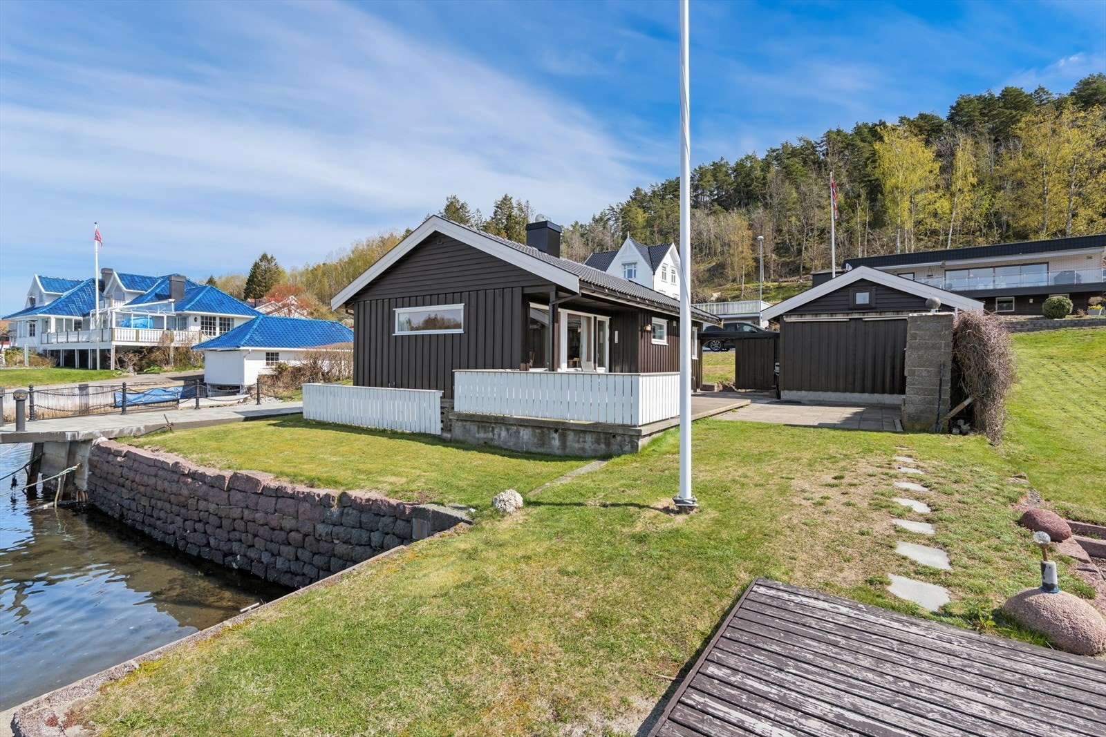 Hytta er på røflig 60 kvm og annekset på ca 20 kvm Galleribilde