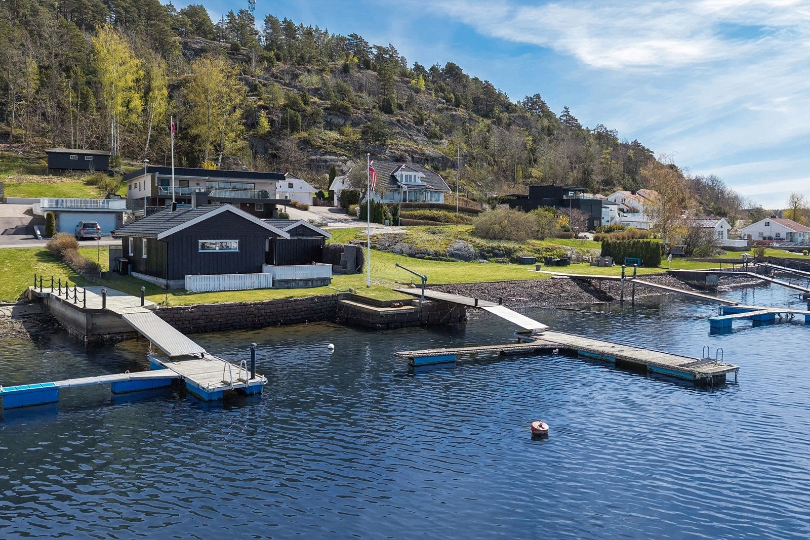 Hytta ligger på en rett i underkant av 500 kvm stor tomt, pent opparbeidet med plen og støpt markterrasse og heller Galleribilde