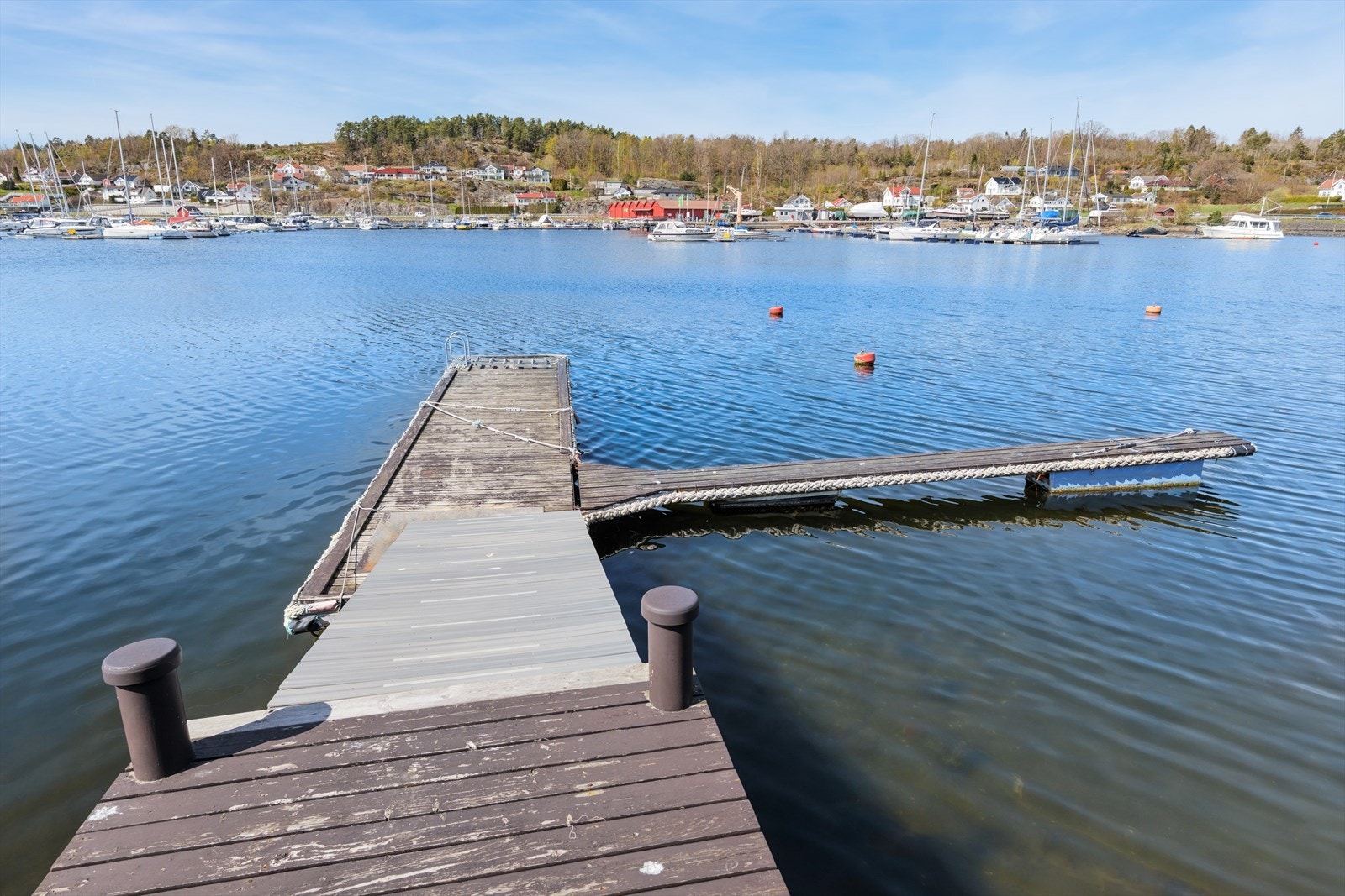 Brygge med plass til mindre båt til barna, rib og en større sovebåt. Fra tuppen av brygga er det dypt nok til å stupe Galleribilde